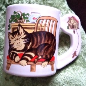 Vintage Sleeping Kitty 8 oz Mug 1980's. Mouse on handle